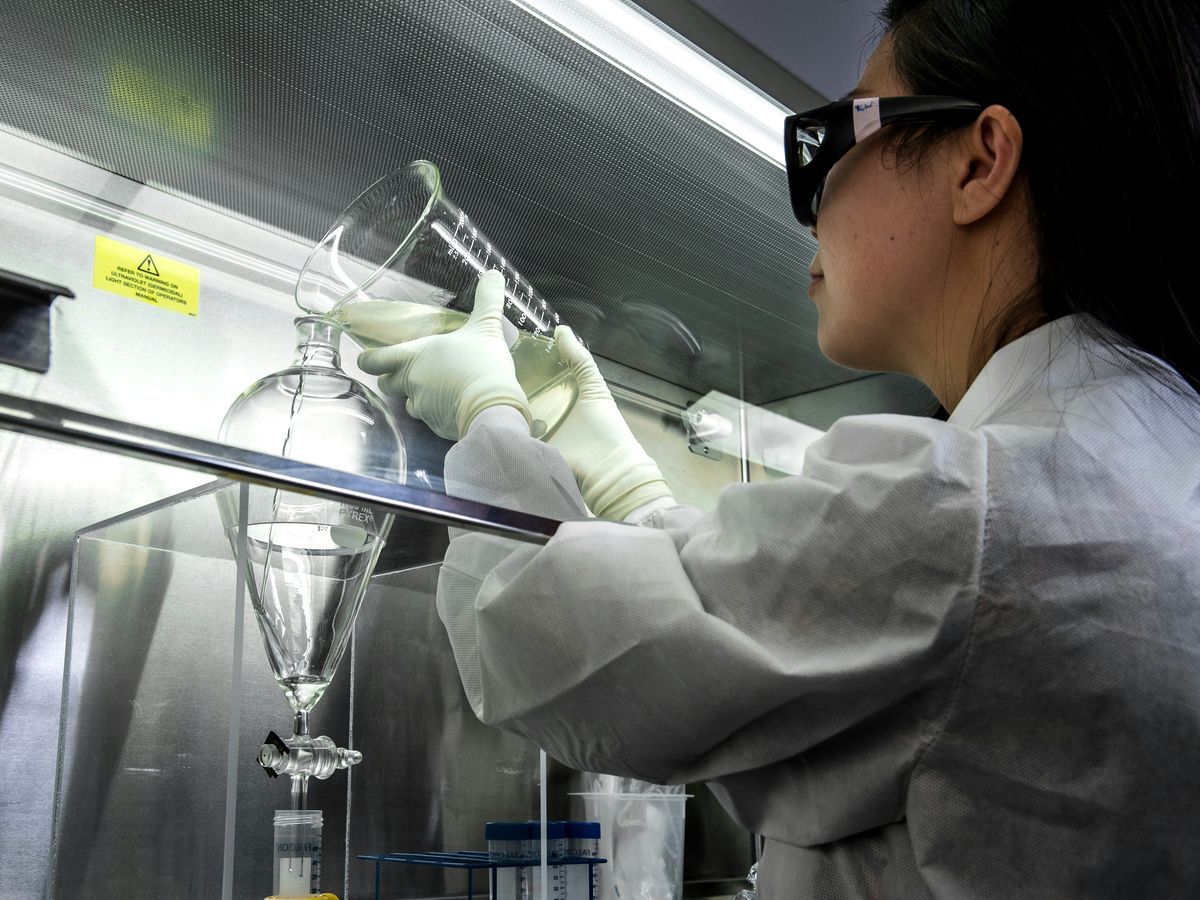 Analista de laboratorio trabajando en campana de flujo