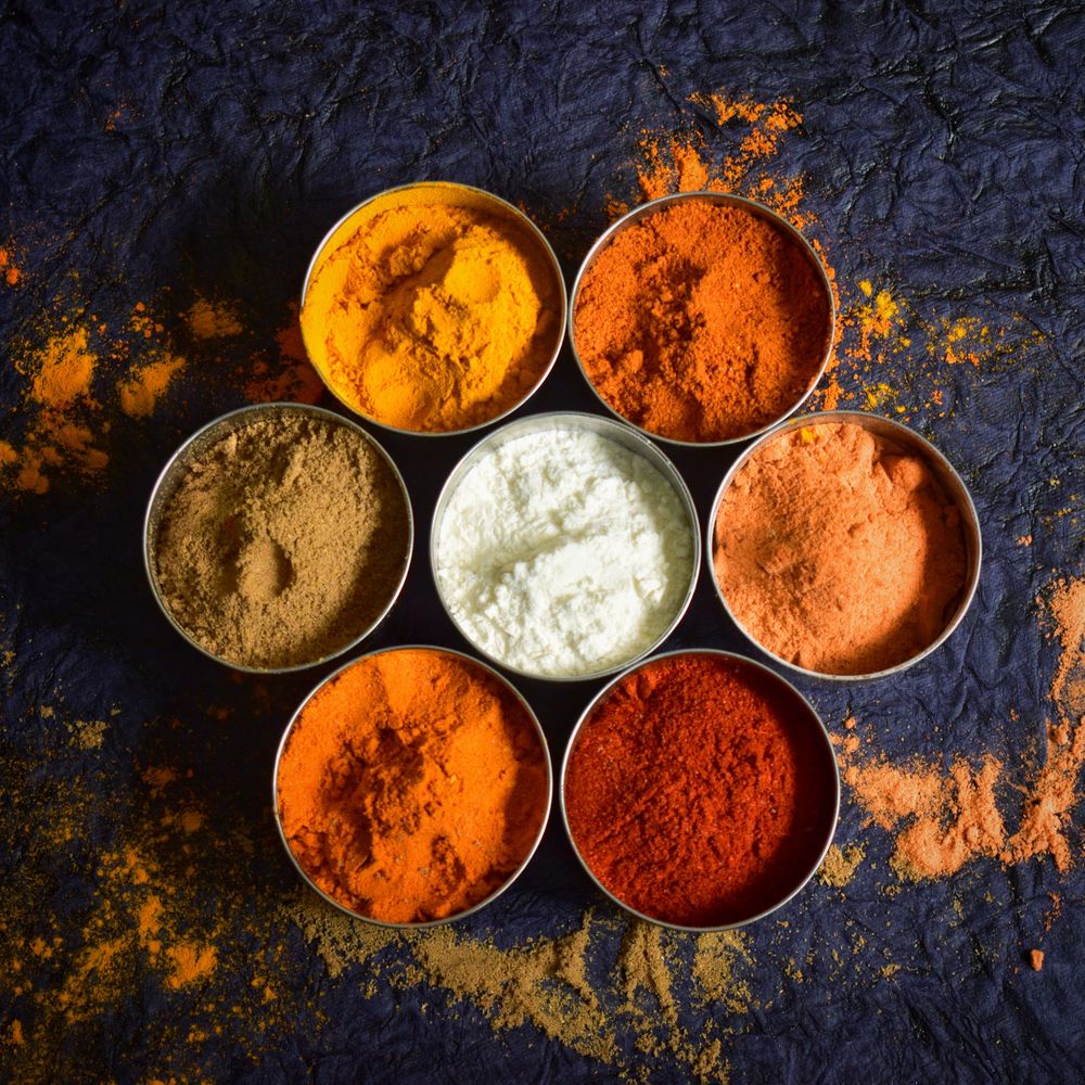 Ingredientes en polvo: cúrcuma, pimentón, comino y harina